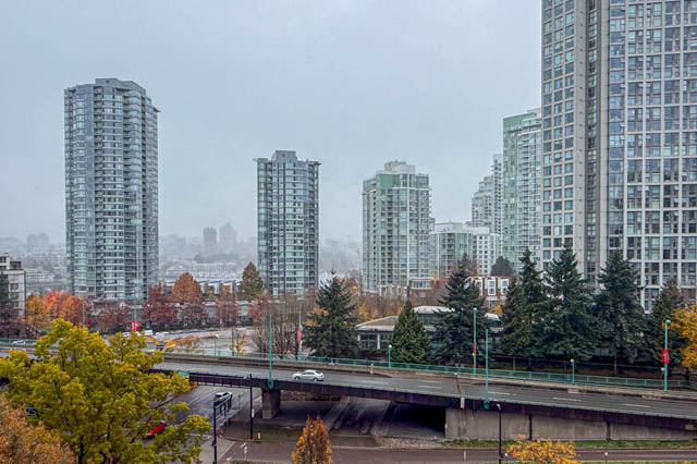 Spacious 1-bedroom + den condo with stunning city view and modern furnishings. - 1011- 939 Expo Blvd., Vancouver Downtown
