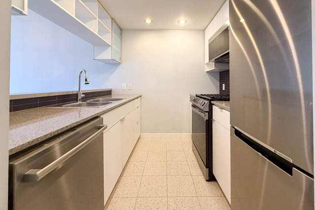 Bright kitchen with granite countertops, stainless steel appliances, and a modern design. - 1011- 939 Expo Blvd., Vancouver Downtown