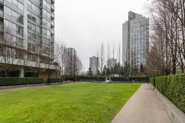 Spacious 1-bedroom + den condo with a serene courtyard and city views. - 1011- 939 Expo Blvd., Vancouver Downtown