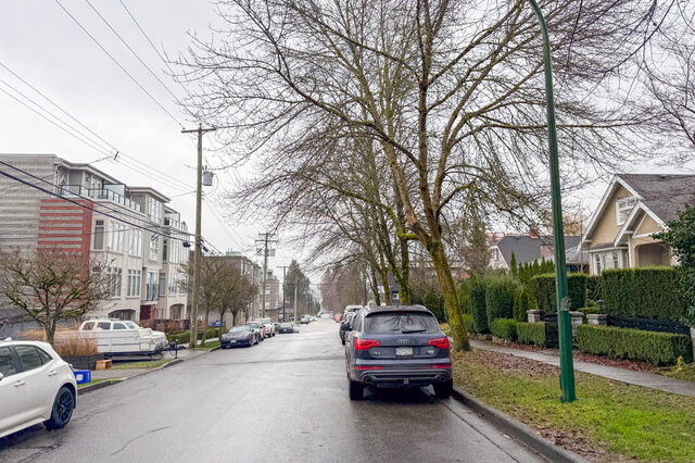 Cozy 1-bedroom + den condo with modern furnishings and a quiet street view. - 304-3637 West 17th Ave, Vancouver West Side