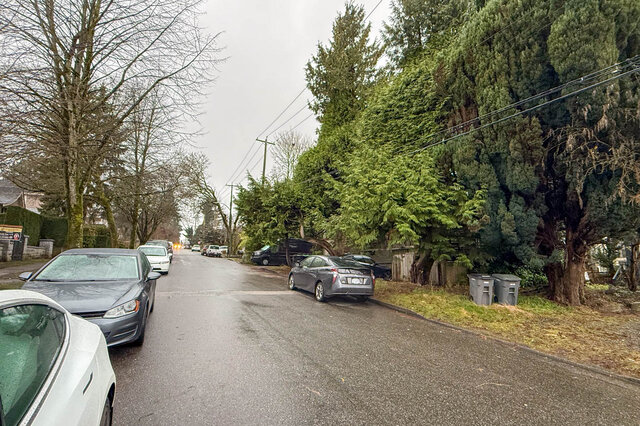 Furnished 1-bedroom + den condo with cozy living space and lush greenery. - 304-3637 West 17th Ave, Vancouver West Side