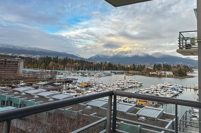 Bright balcony with stunning city view of marina and snow-capped mountains. - 706-499 Broughton, Vancouver Downtown