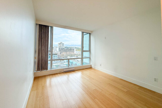 Spacious living room with hardwood floors and a stunning city view. - 706-499 Broughton, Vancouver Downtown