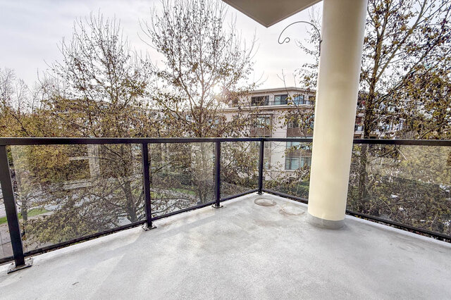 Spacious balcony with glass railings and city view. - 301-605 Clyde Ave, West Vancouver
