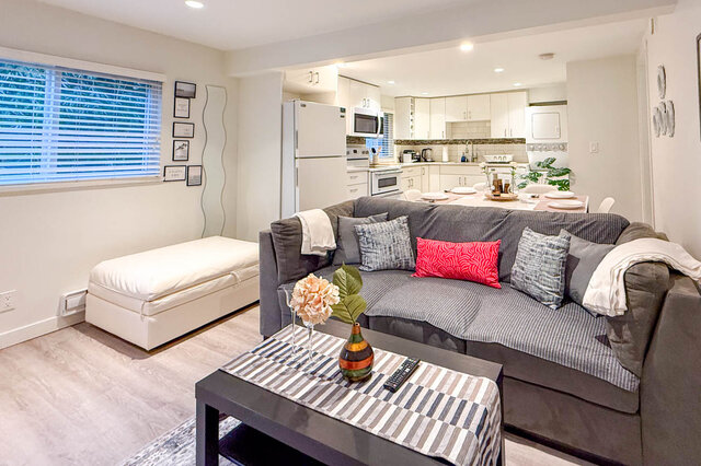 suite 1093 adderley st north vancouver westlynn