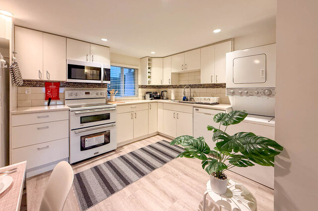 suite 1093 adderley st north vancouver westlynn