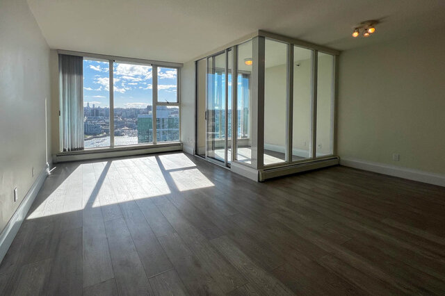 Spacious living room with hardwood floors, large windows, and a stunning city view. - 2905-1009 Expo Boulevard, Vancouver Downtown