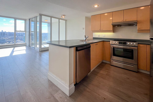 Bright kitchen with hardwood floors, stainless steel appliances, and a city view. - 2905-1009 Expo Boulevard, Vancouver Downtown
