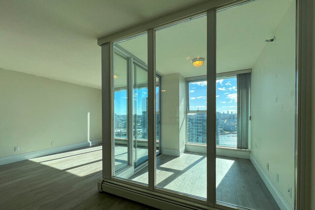 Spacious living room with hardwood floors and a stunning city view. - 2905-1009 Expo Boulevard, Vancouver Downtown