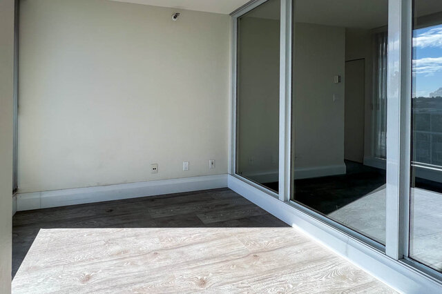 Spacious living room with hardwood floors and large windows offering a city view. - 2905-1009 Expo Boulevard, Vancouver Downtown