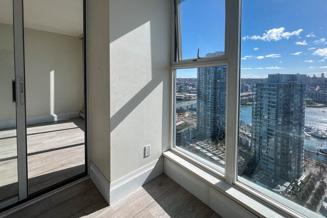 Bright living room with hardwood floors and a stunning city view. - 2905-1009 Expo Boulevard, Vancouver Downtown