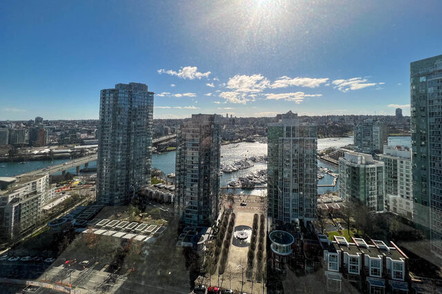 Spacious 2-bedroom + den condo with stunning city views and modern furnishings. - 2905-1009 Expo Boulevard, Vancouver Downtown