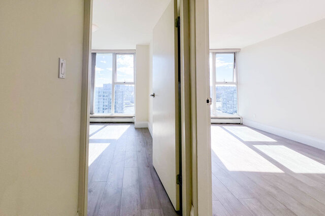 Bright living room with hardwood floors and city view. - 2905-1009 Expo Boulevard, Vancouver Downtown