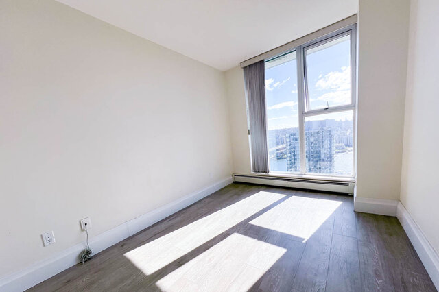 Spacious den with hardwood floors, city view, and ample natural light. - 2905-1009 Expo Boulevard, Vancouver Downtown