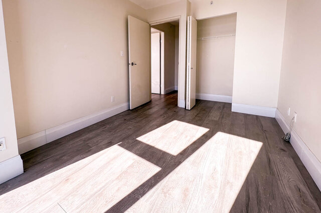 Bright living room with hardwood floors and a closet. - 2905-1009 Expo Boulevard, Vancouver Downtown