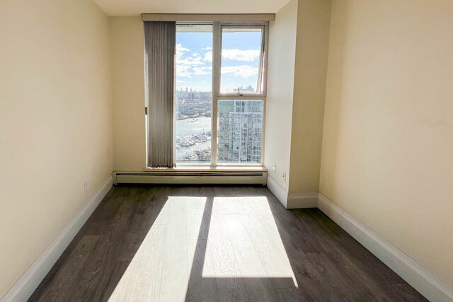 Spacious den with hardwood floors and a stunning city view. - 2905-1009 Expo Boulevard, Vancouver Downtown