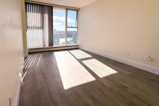 Spacious living room with hardwood floors and a stunning city view. - 2905-1009 Expo Boulevard, Vancouver Downtown