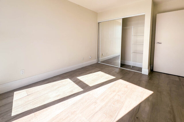 Spacious den with hardwood floors and mirrored closet doors. - 2905-1009 Expo Boulevard, Vancouver Downtown