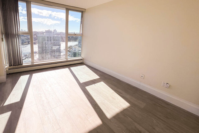 Spacious living room with hardwood floors and a stunning city view. - 2905-1009 Expo Boulevard, Vancouver Downtown