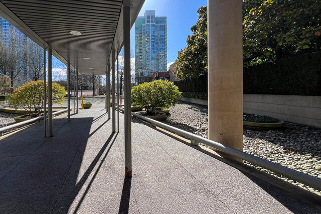 Spacious patio with modern railings and city skyline view. - 2905-1009 Expo Boulevard, Vancouver Downtown