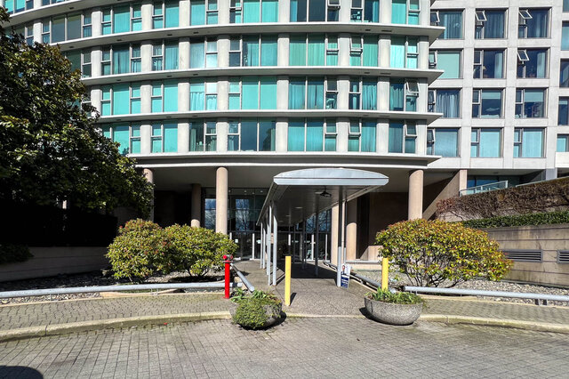 Spacious 2-bedroom + den condo with modern furnishings and a sleek, contemporary design. - 2905-1009 Expo Boulevard, Vancouver Downtown