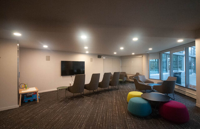 Spacious living room with modern furniture, large windows, and a flat-screen TV. - 2905-1009 Expo Boulevard, Vancouver Downtown