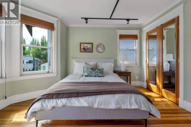 33 East 6th Avenue - House - Main Street - Photo 6 of 17