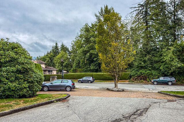 Townhouse exterior with mature tree and paved driveway. - 879 Roche Point Drive, North Vancouver
