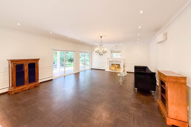 Spacious living room with hardwood floors, fireplace, and large sliding glass doors - 1249 Chartwell Place, West Vancouver