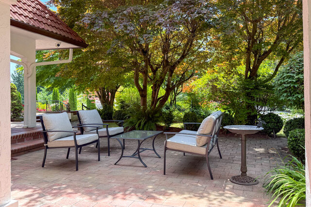 Sunny outdoor patio with seating and landscaped garden - 1249 Chartwell Place, West Vancouver