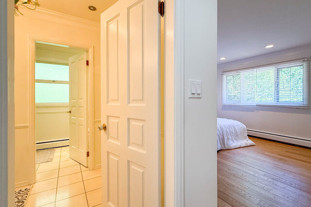Bright bedroom with hardwood floors and windows with blinds - 1249 Chartwell Place, West Vancouver