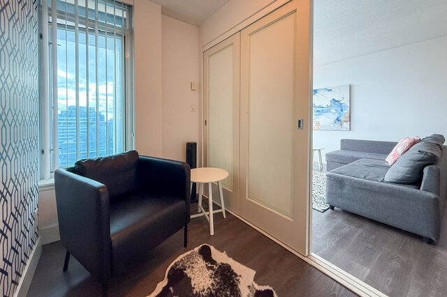 Cozy den with city view and hardwood floors. - 2113-610 Granville Street, Vancouver Downtown