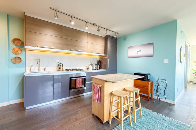 Bright kitchen with hardwood floors and light blue walls. - 505-189 Keefer Street, Vancouver Downtown