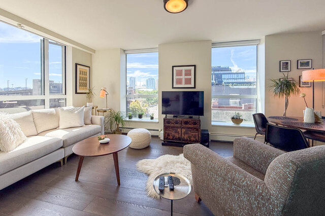 Bright living room with city views through large windows and hardwood floors. - 505-189 Keefer Street, Vancouver Downtown