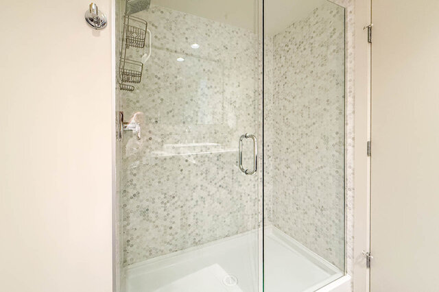 Shower area with glass doors and mosaic tile walls. - 505-189 Keefer Street, Vancouver Downtown
