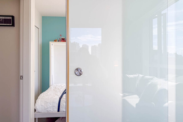 Bedroom with teal accent wall and city view. - 505-189 Keefer Street, Vancouver Downtown