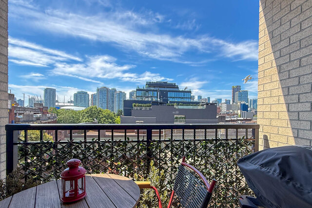 Balcony with city skyline view and lush greenery. - 505-189 Keefer Street, Vancouver Downtown