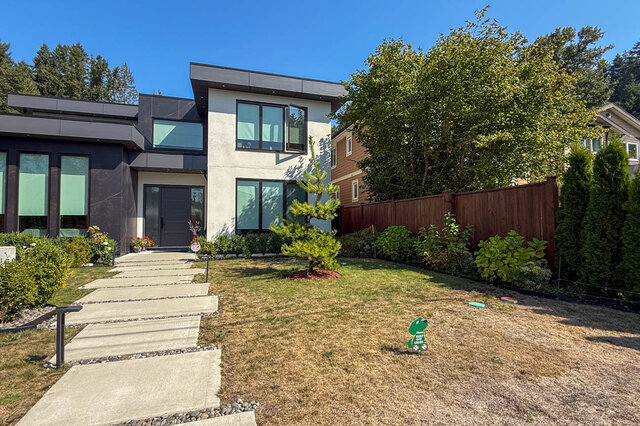 Front yard with a stone paver walkway, manicured lawn, and a wooden privacy fence beside a modern home. - Suite-1384 Hope Road, North Vancouver