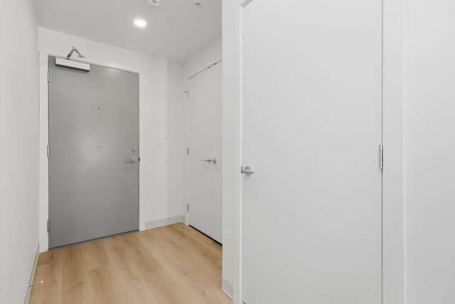 Entry hall with the front door and a double-door closet. - 424-1529 Oxford Street, North Vancouver