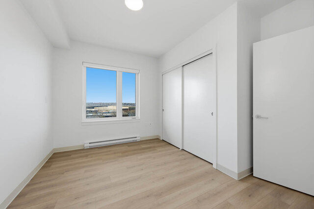 Bedroom with a window and a sliding double closet. - 518-1529 Oxford Street, North Vancouver